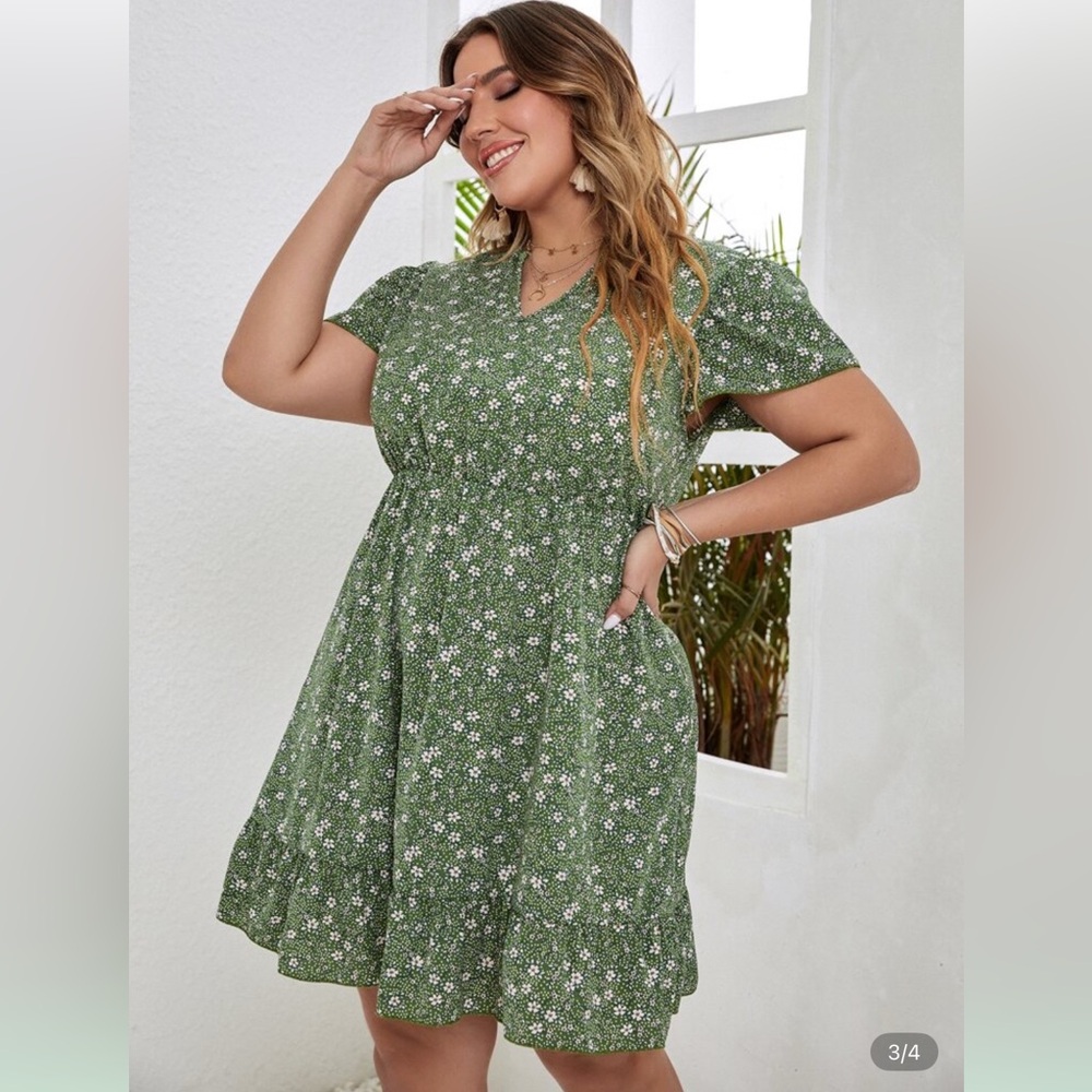 SHEIN Curve - Plus - Short Floral Green Dress